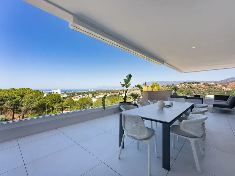 This apartment in Marbella combines a privileged location, careful design, and a protected natural environment.