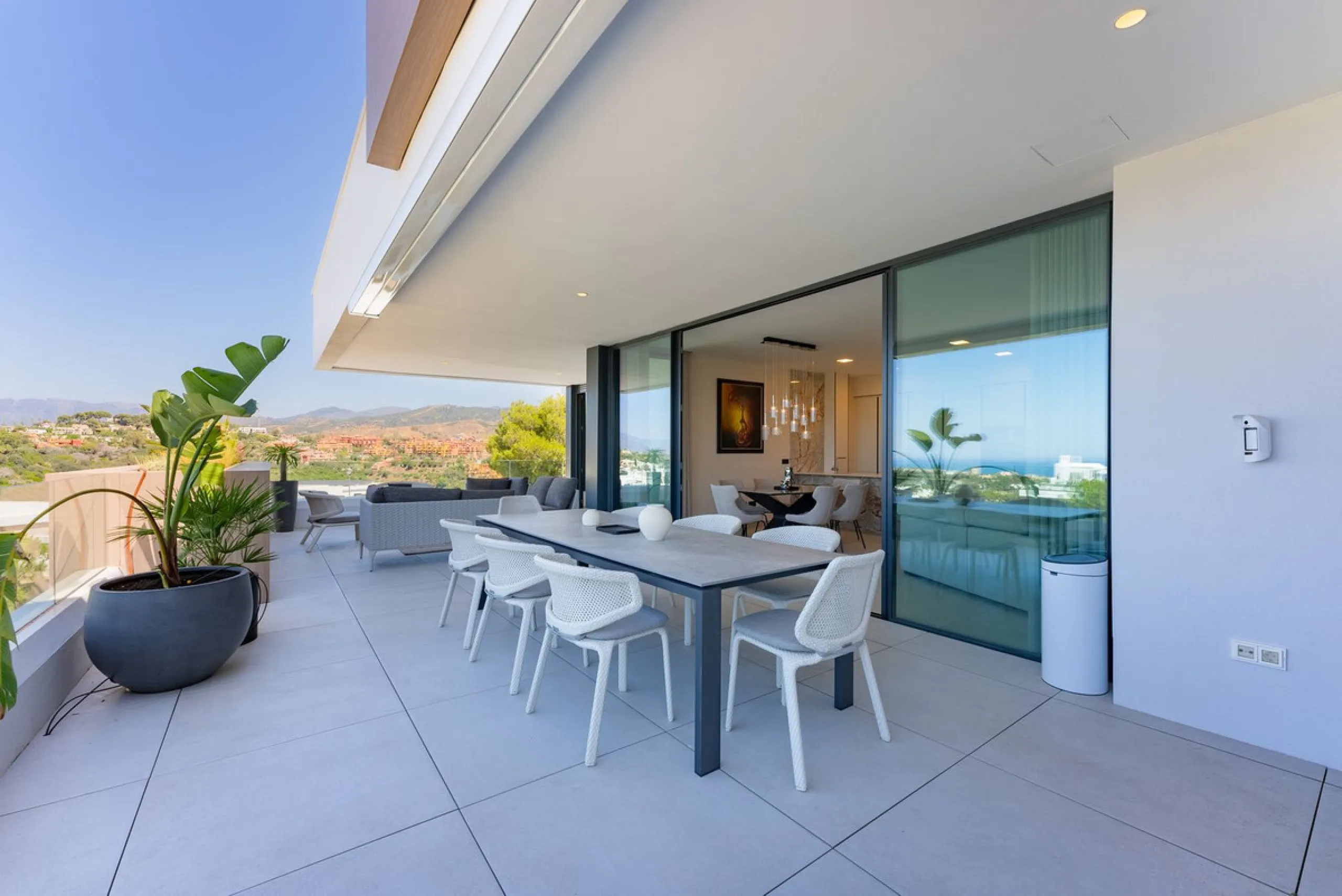 This apartment in Marbella combines a privileged location, careful design, and a protected natural environment.