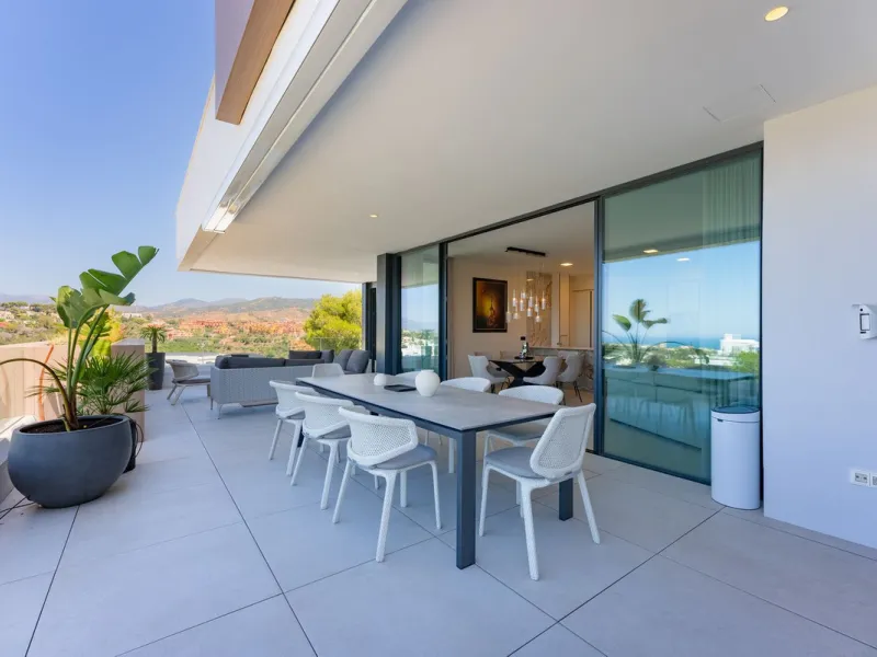 This apartment in Marbella combines a privileged location, careful design, and a protected natural environment.
