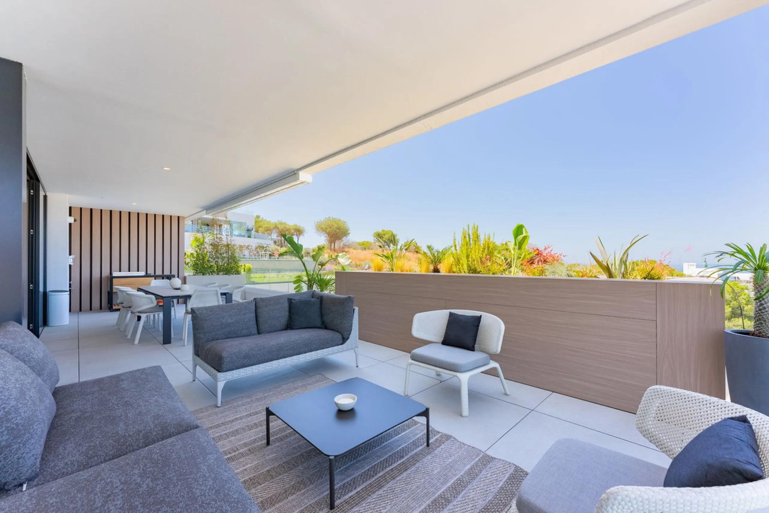 This apartment in Marbella combines a privileged location, careful design, and a protected natural environment.