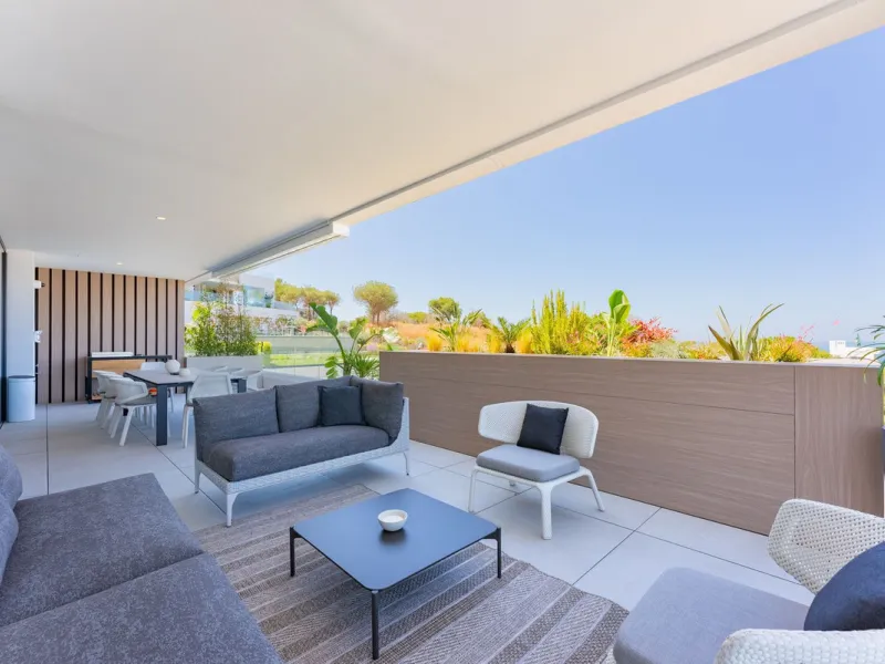 This apartment in Marbella combines a privileged location, careful design, and a protected natural environment.