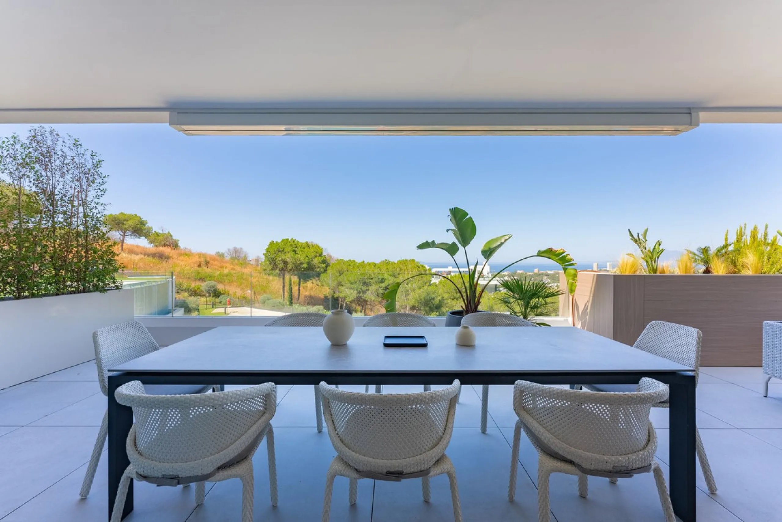 This apartment in Marbella combines a privileged location, careful design, and a protected natural environment.