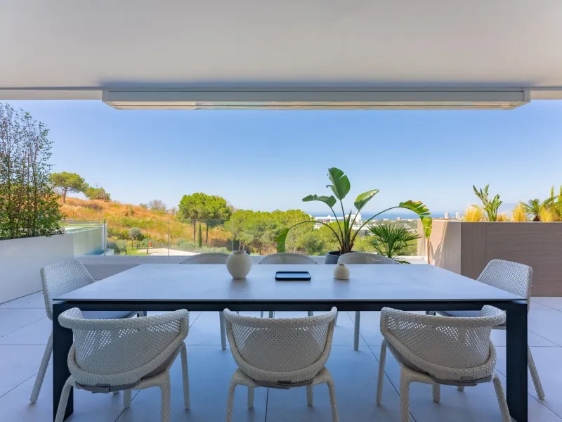 This apartment in Marbella combines a privileged location, careful design, and a protected natural environment.