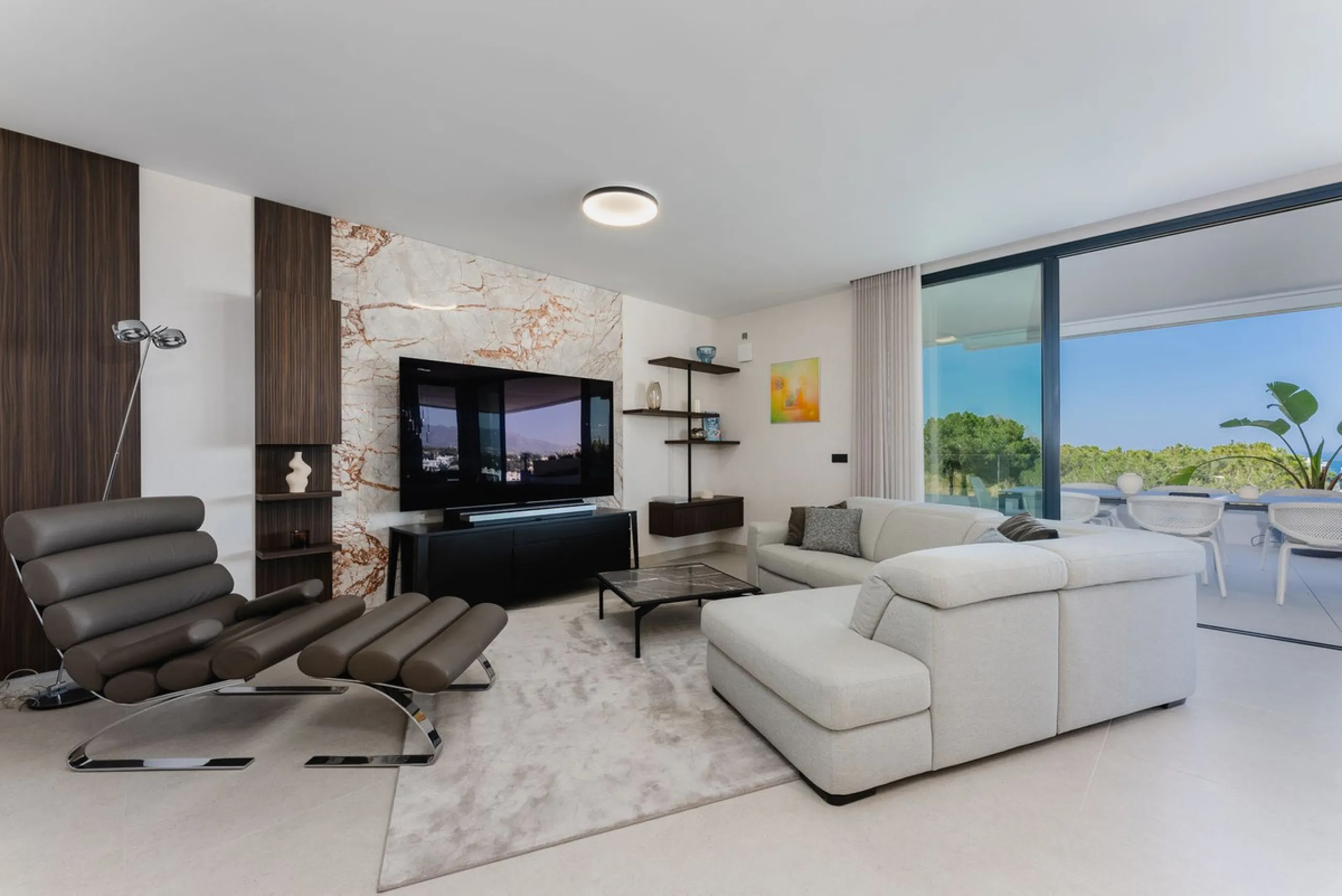 This apartment in Marbella combines a privileged location, careful design, and a protected natural environment.
