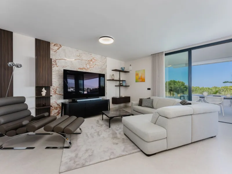 This apartment in Marbella combines a privileged location, careful design, and a protected natural environment.