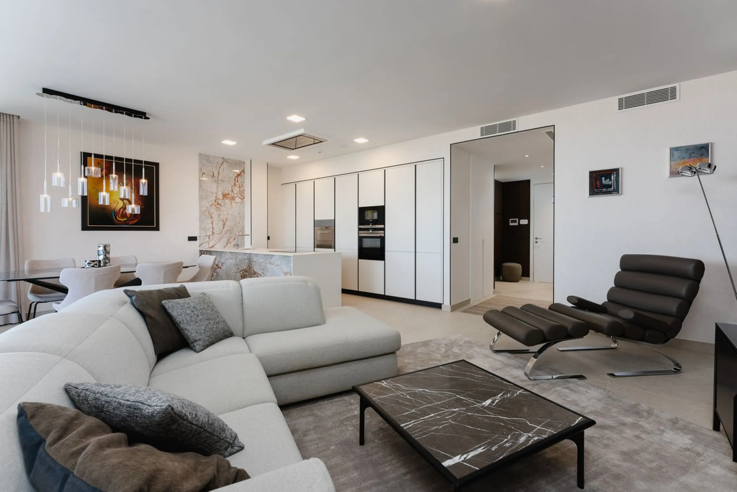 This apartment in Marbella combines a privileged location, careful design, and a protected natural environment.