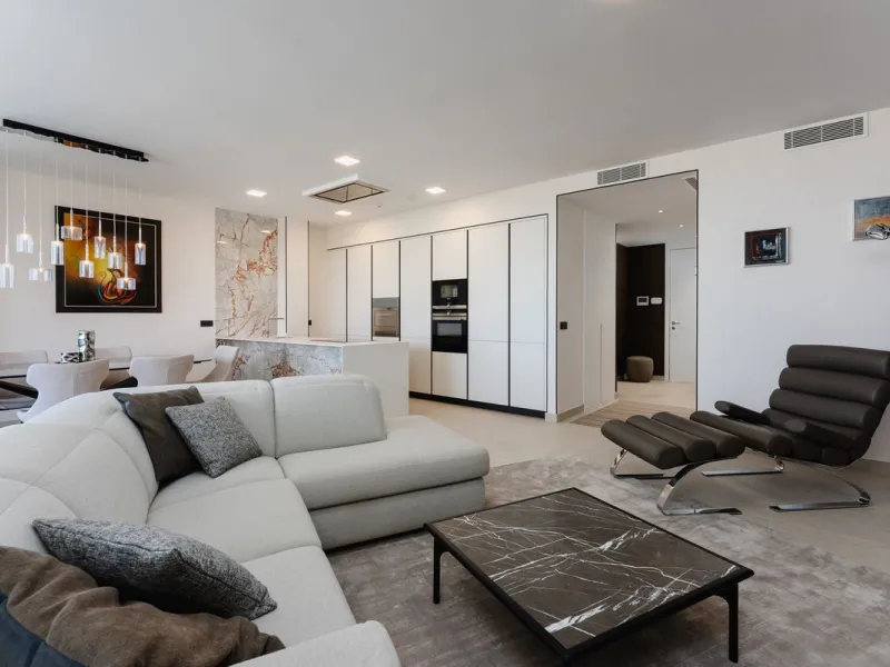 This apartment in Marbella combines a privileged location, careful design, and a protected natural environment.
