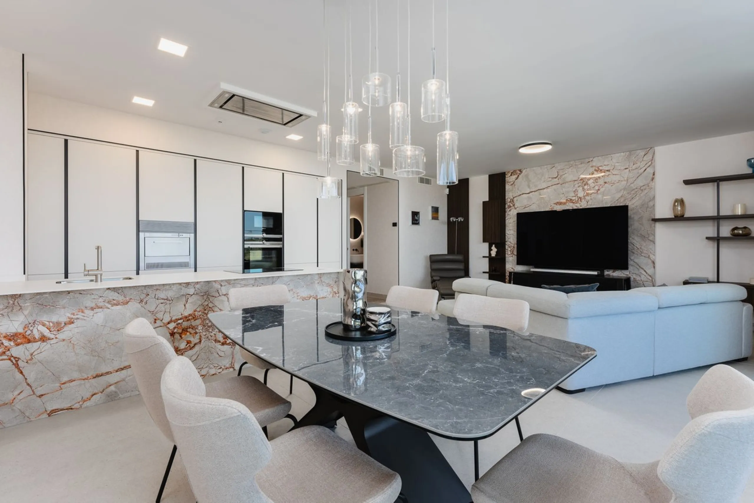 This apartment in Marbella combines a privileged location, careful design, and a protected natural environment.