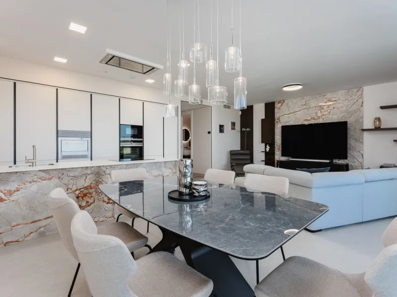 This apartment in Marbella combines a privileged location, careful design, and a protected natural environment.