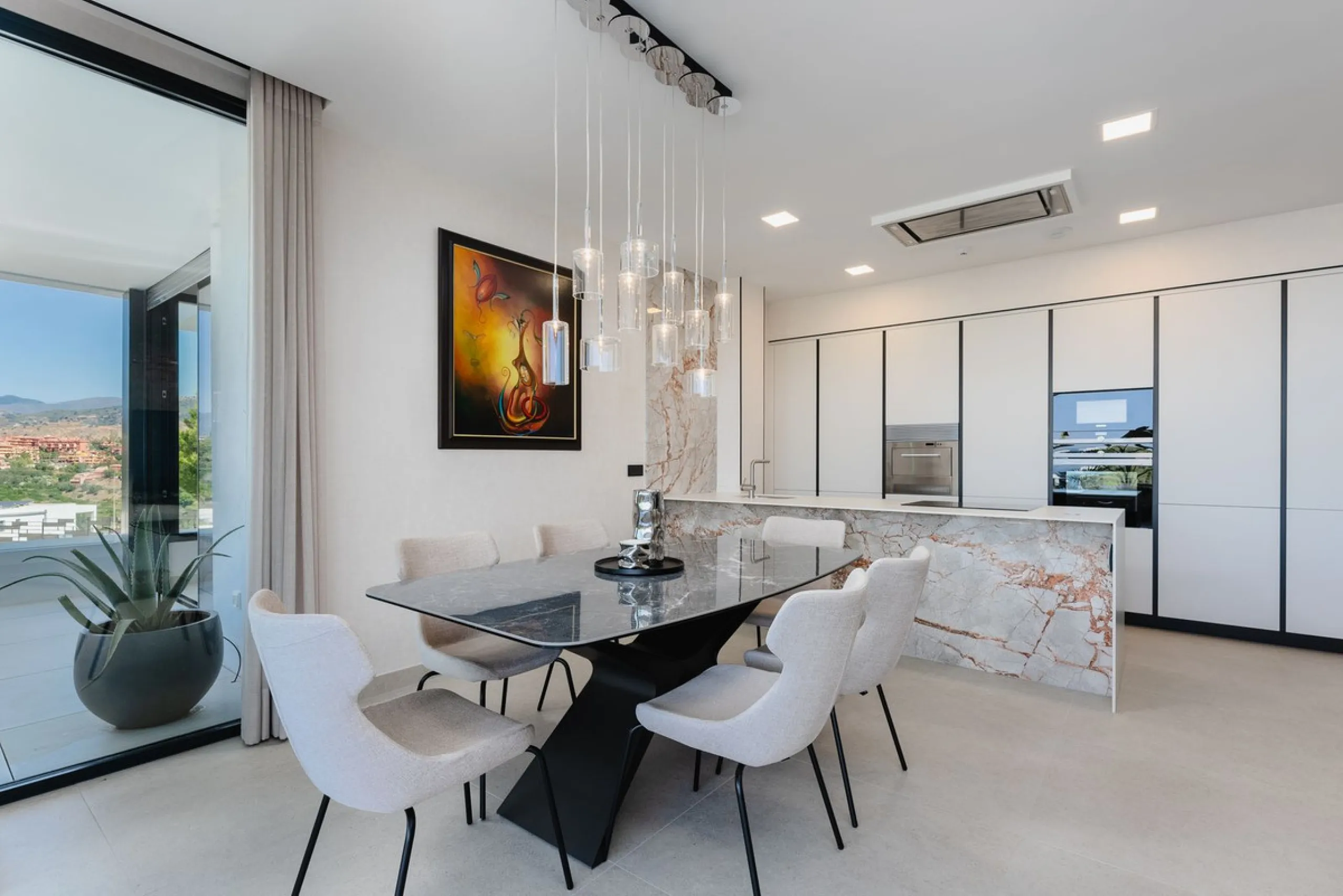 This apartment in Marbella combines a privileged location, careful design, and a protected natural environment.