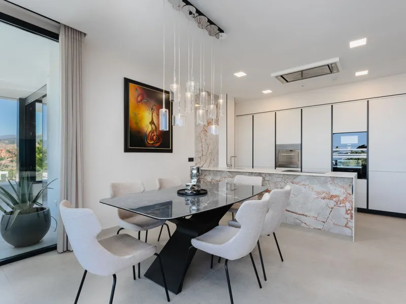 This apartment in Marbella combines a privileged location, careful design, and a protected natural environment.