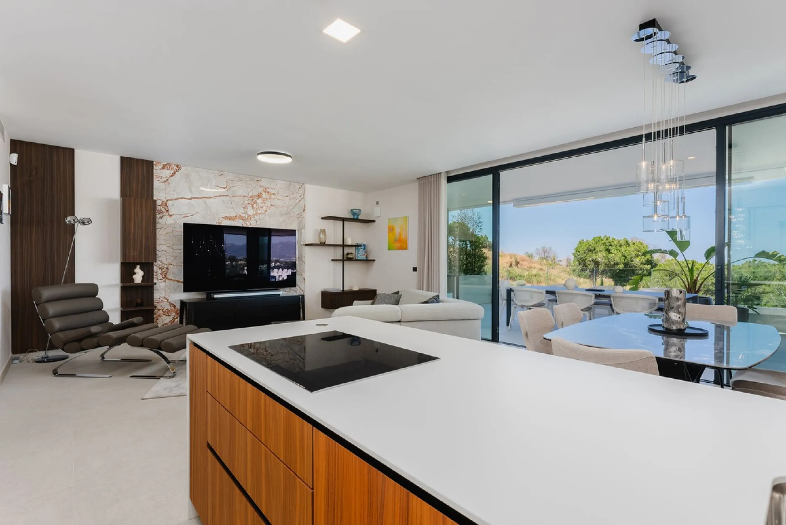 This apartment in Marbella combines a privileged location, careful design, and a protected natural environment.