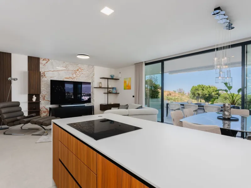 This apartment in Marbella combines a privileged location, careful design, and a protected natural environment.