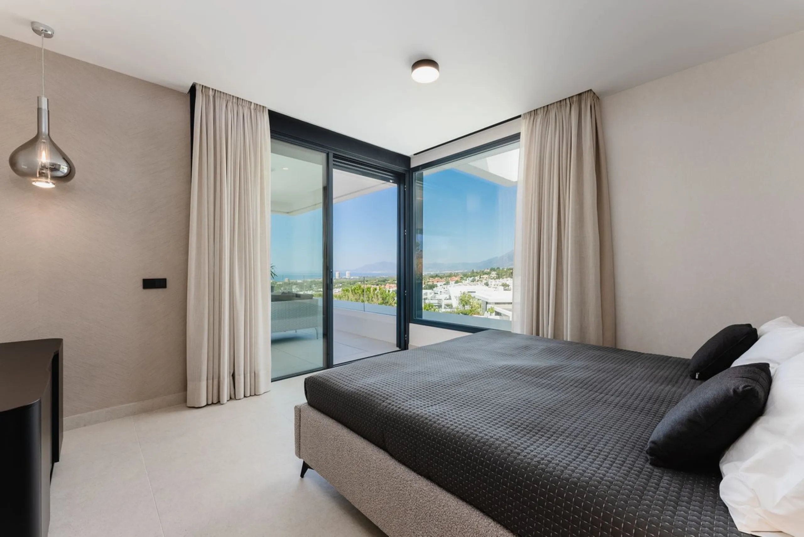 This apartment in Marbella combines a privileged location, careful design, and a protected natural environment.