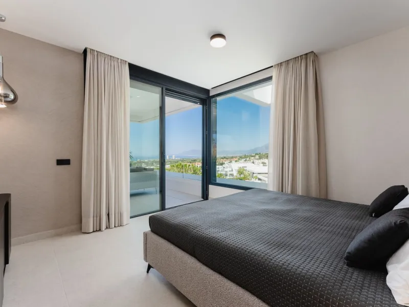 This apartment in Marbella combines a privileged location, careful design, and a protected natural environment.