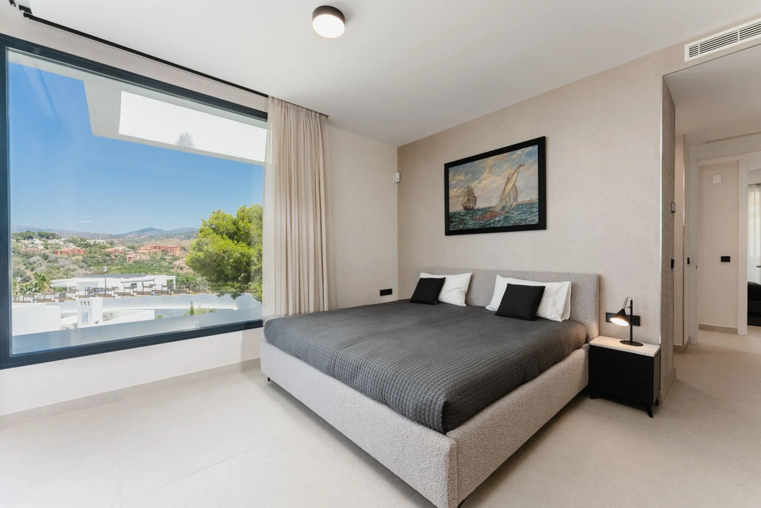 This apartment in Marbella combines a privileged location, careful design, and a protected natural environment.