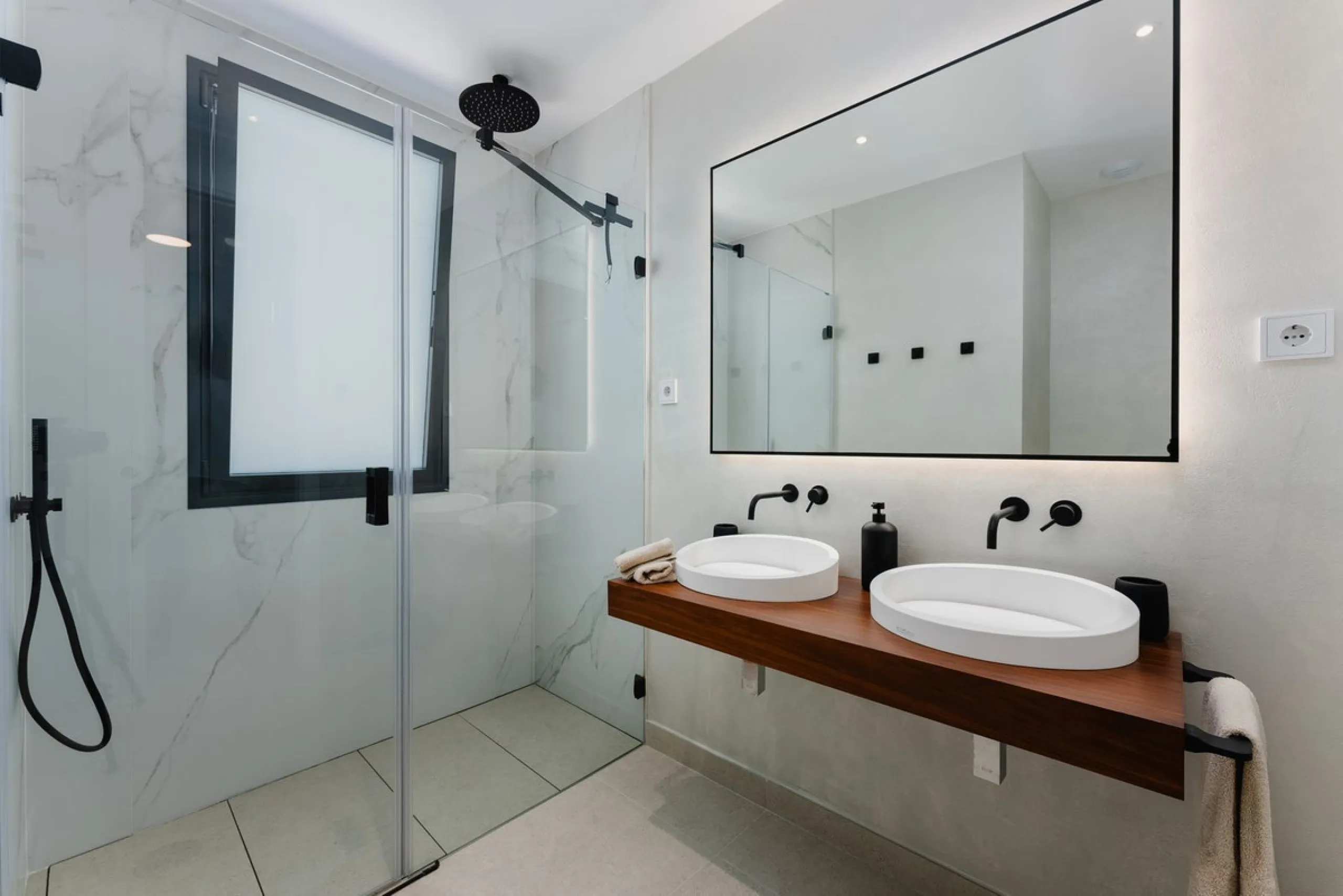 This apartment in Marbella combines a privileged location, careful design, and a protected natural environment.