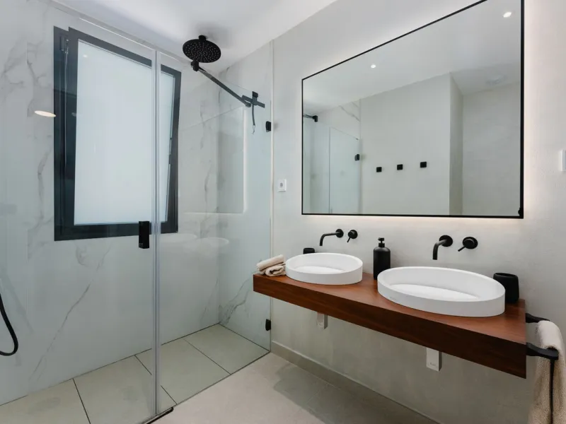 This apartment in Marbella combines a privileged location, careful design, and a protected natural environment.