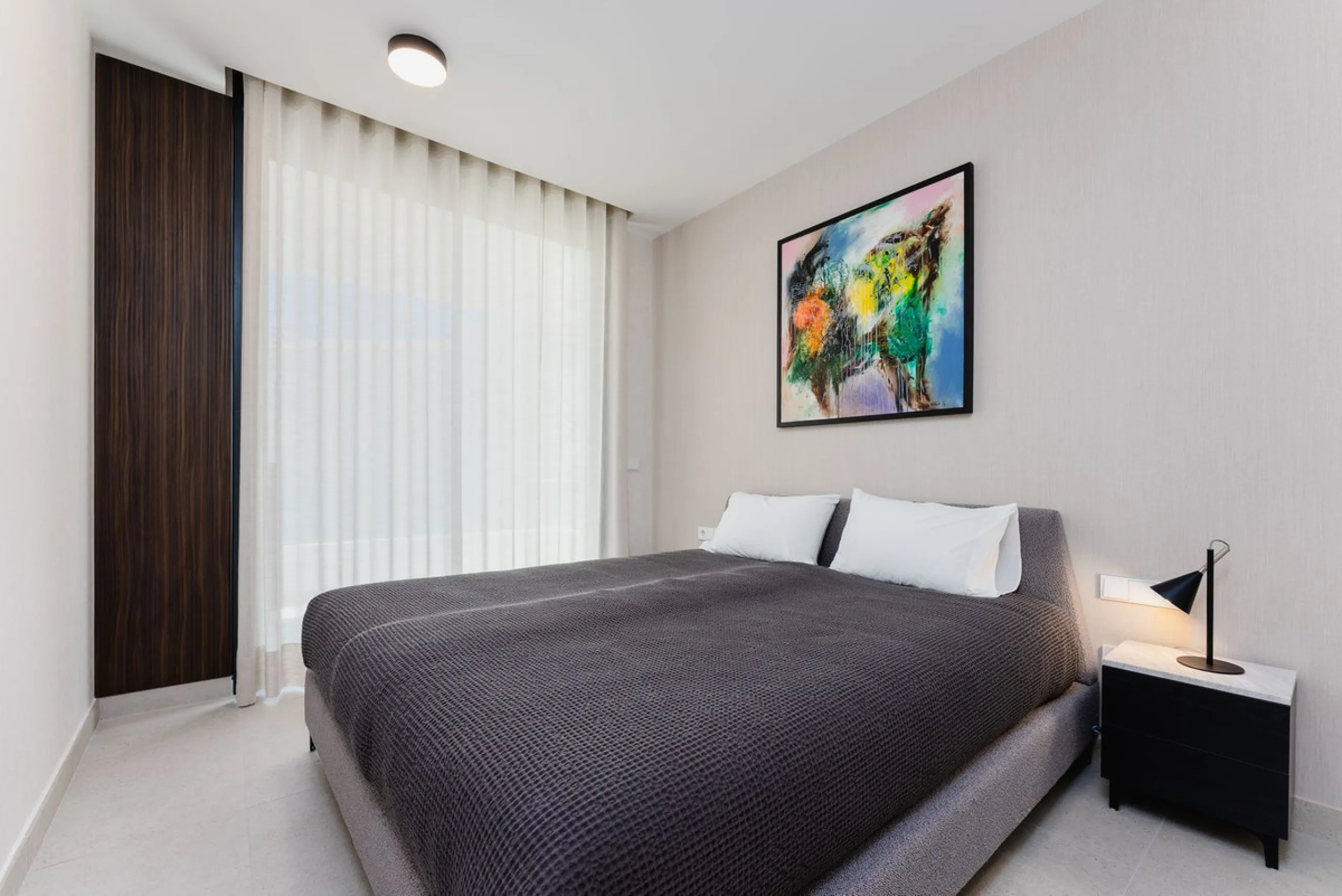 This apartment in Marbella combines a privileged location, careful design, and a protected natural environment.