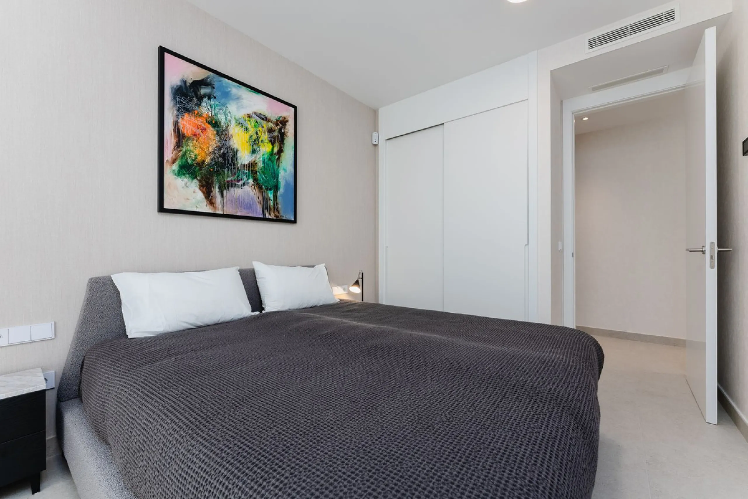 This apartment in Marbella combines a privileged location, careful design, and a protected natural environment.