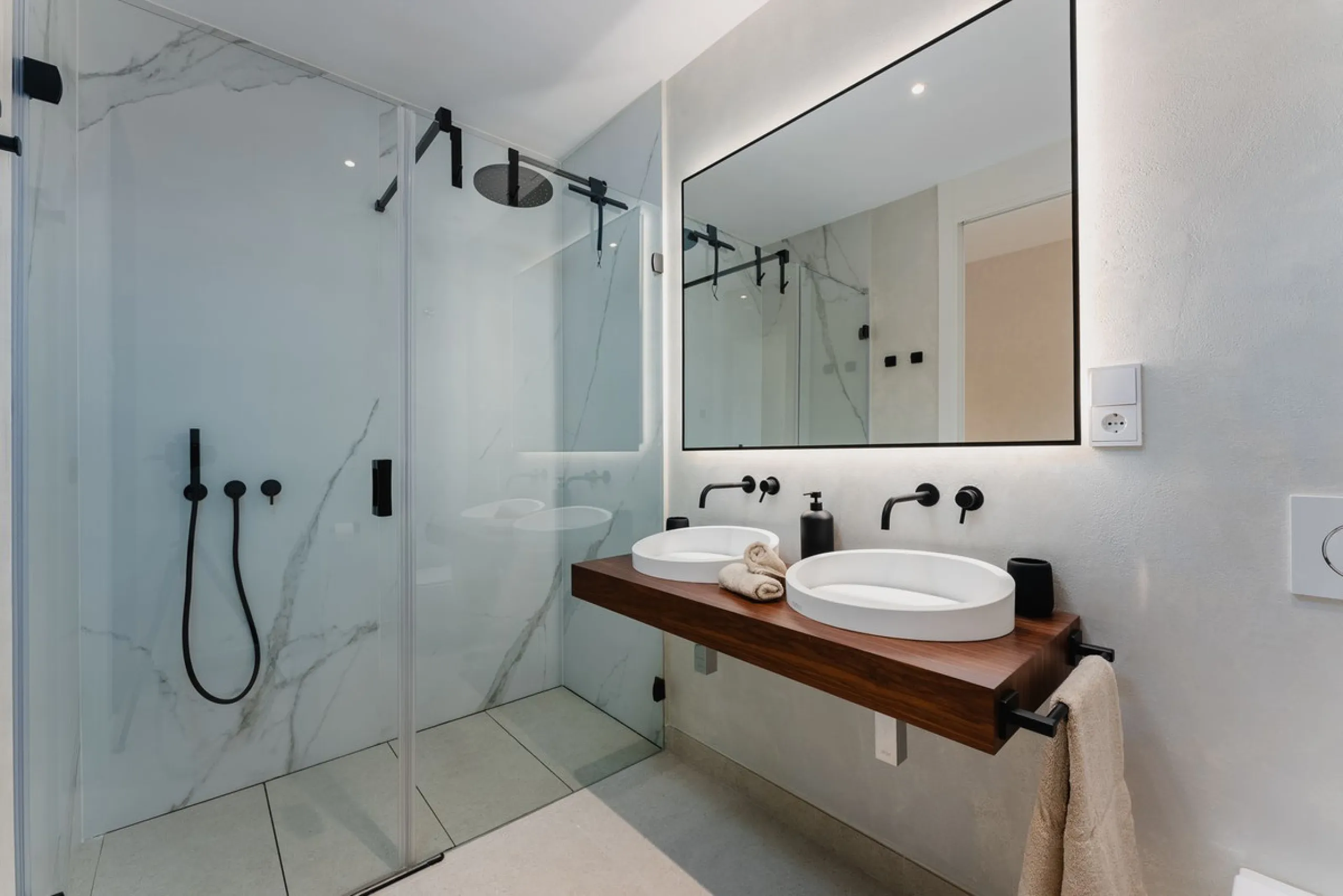 This apartment in Marbella combines a privileged location, careful design, and a protected natural environment.