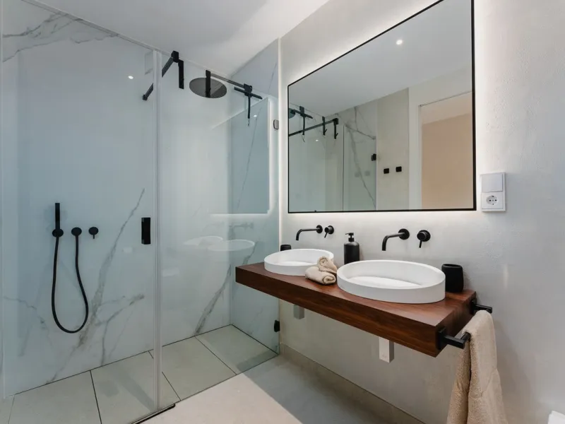 This apartment in Marbella combines a privileged location, careful design, and a protected natural environment.