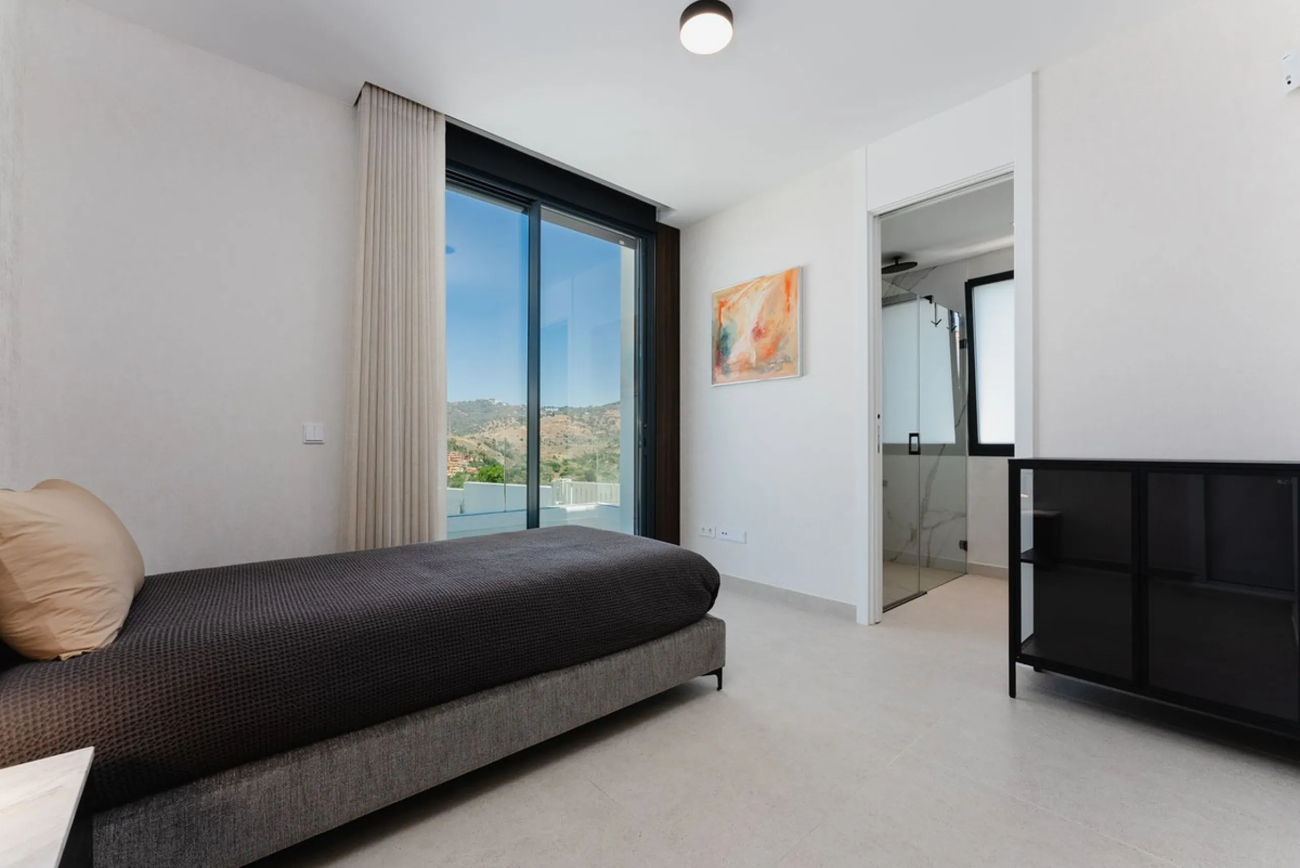 This apartment in Marbella combines a privileged location, careful design, and a protected natural environment.