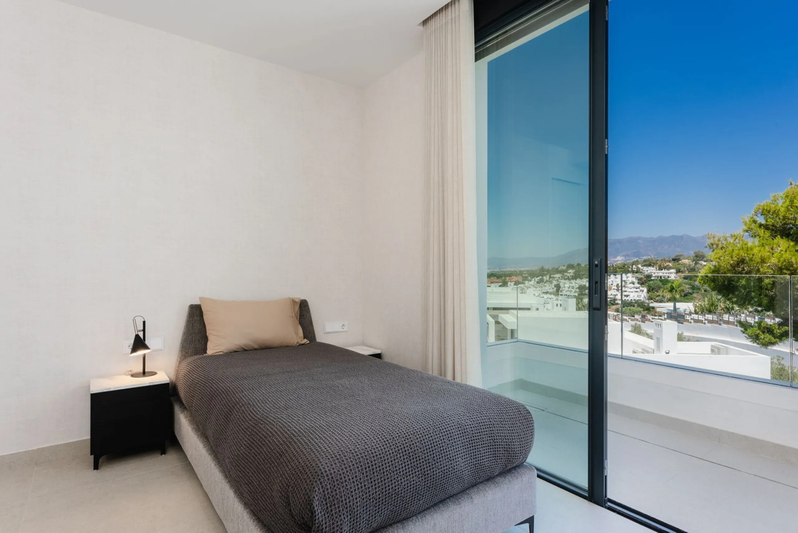 This apartment in Marbella combines a privileged location, careful design, and a protected natural environment.