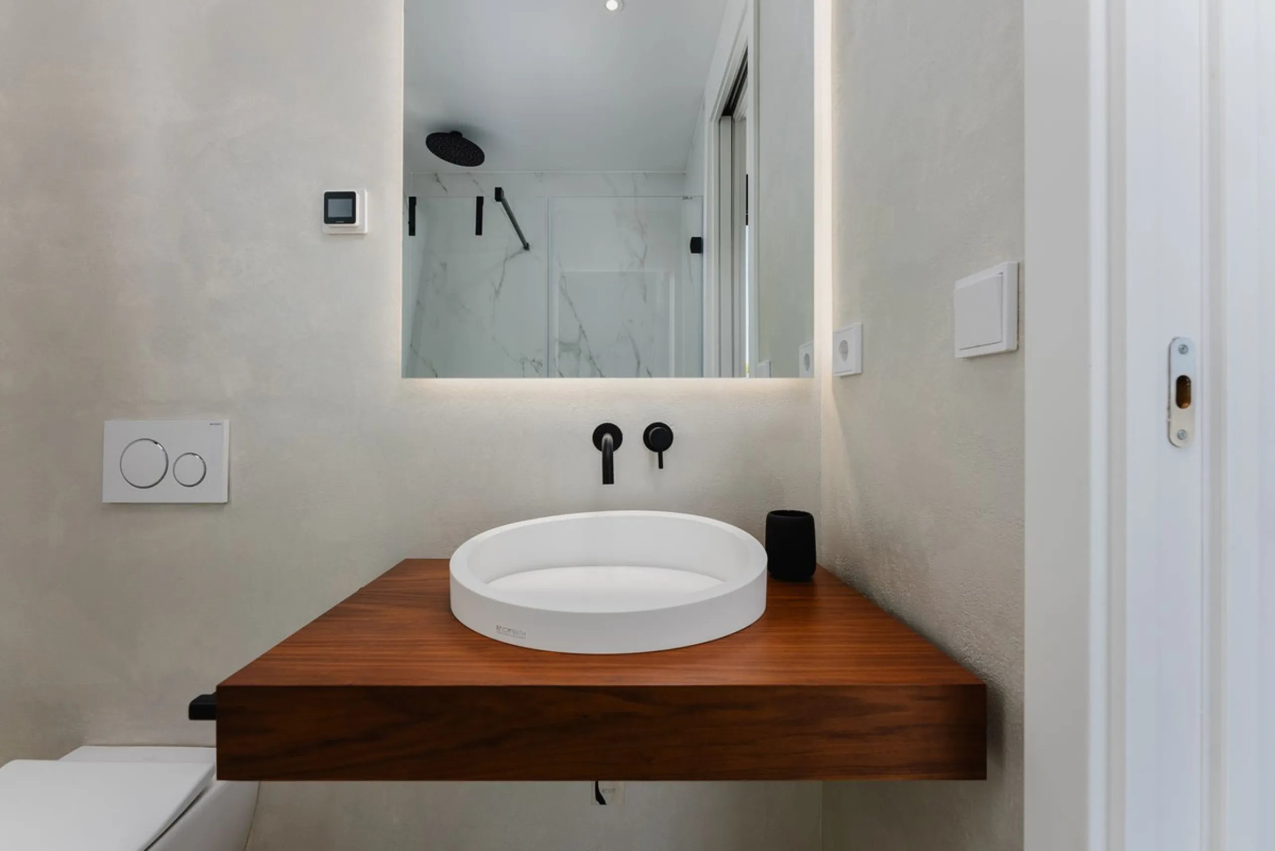 This apartment in Marbella combines a privileged location, careful design, and a protected natural environment.