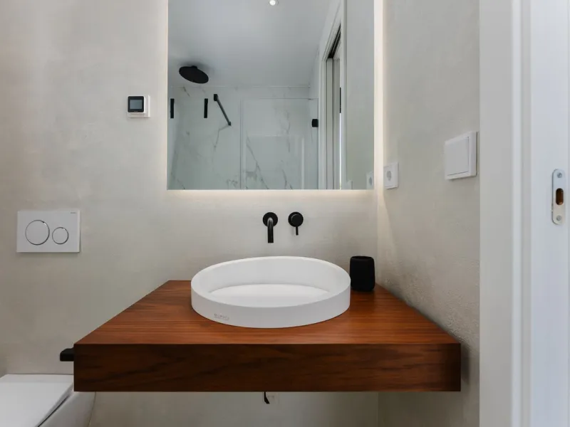 This apartment in Marbella combines a privileged location, careful design, and a protected natural environment.