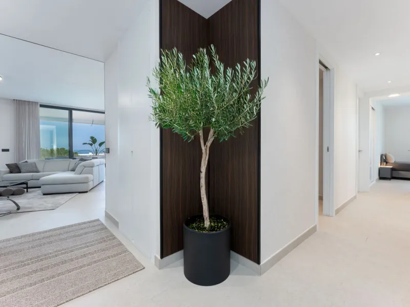 This apartment in Marbella combines a privileged location, careful design, and a protected natural environment.
