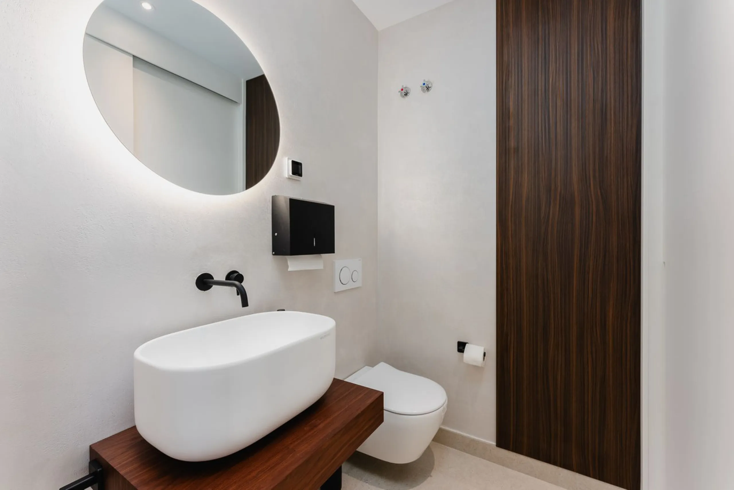 This apartment in Marbella combines a privileged location, careful design, and a protected natural environment.