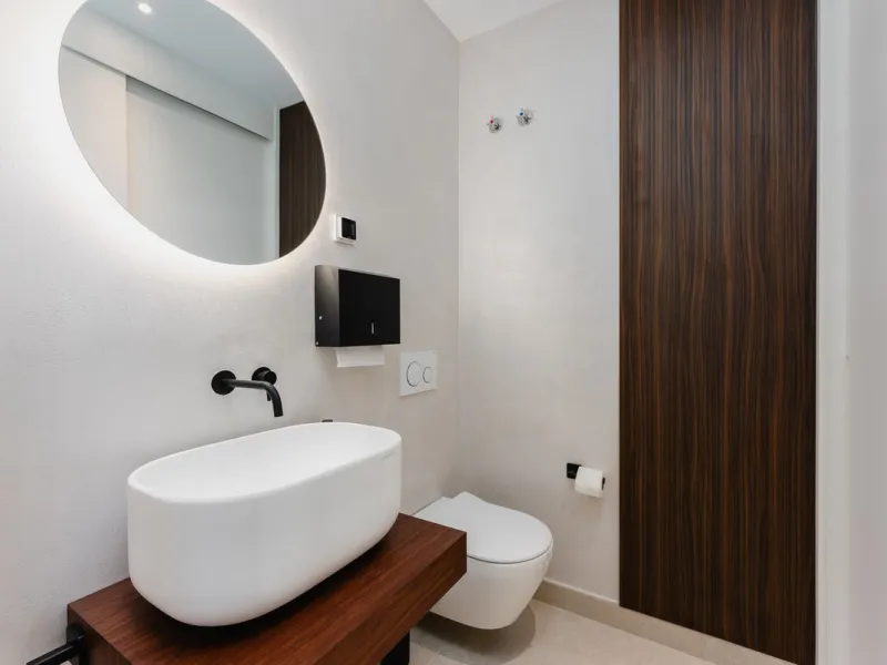 This apartment in Marbella combines a privileged location, careful design, and a protected natural environment.
