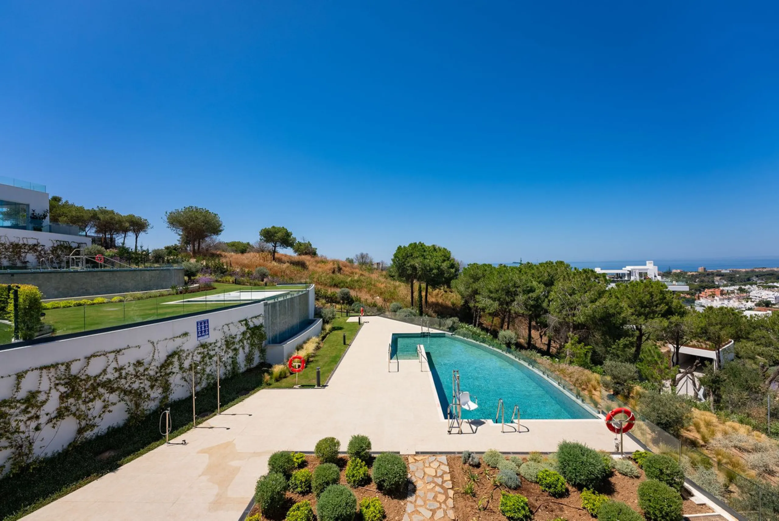This apartment in Marbella combines a privileged location, careful design, and a protected natural environment.