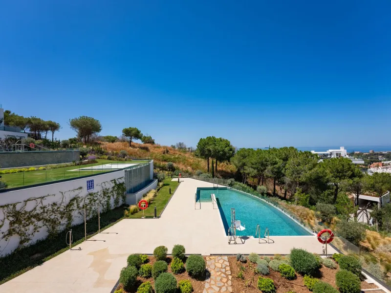 This apartment in Marbella combines a privileged location, careful design, and a protected natural environment.