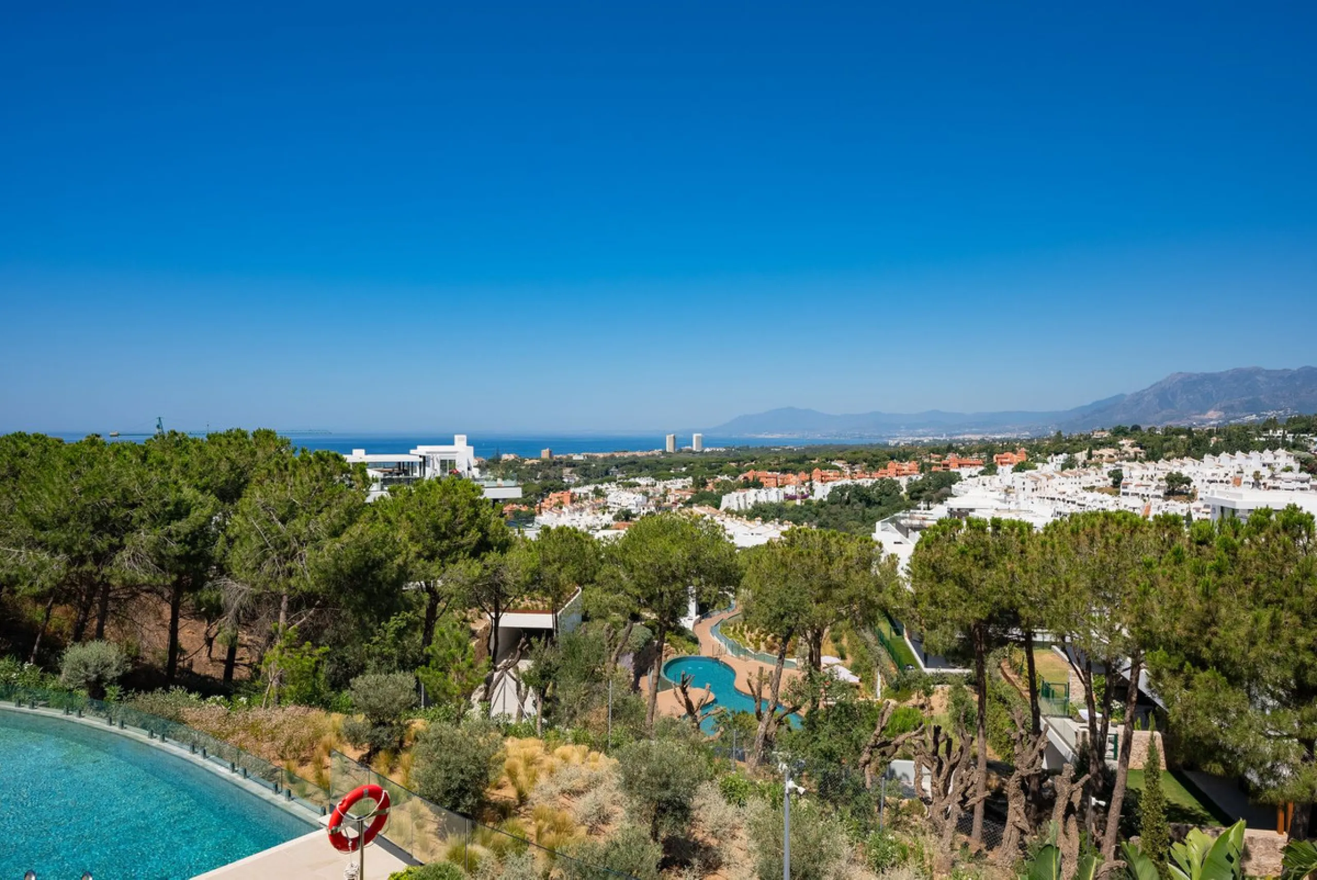 This apartment in Marbella combines a privileged location, careful design, and a protected natural environment.