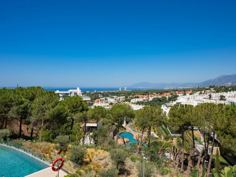 This apartment in Marbella combines a privileged location, careful design, and a protected natural environment.