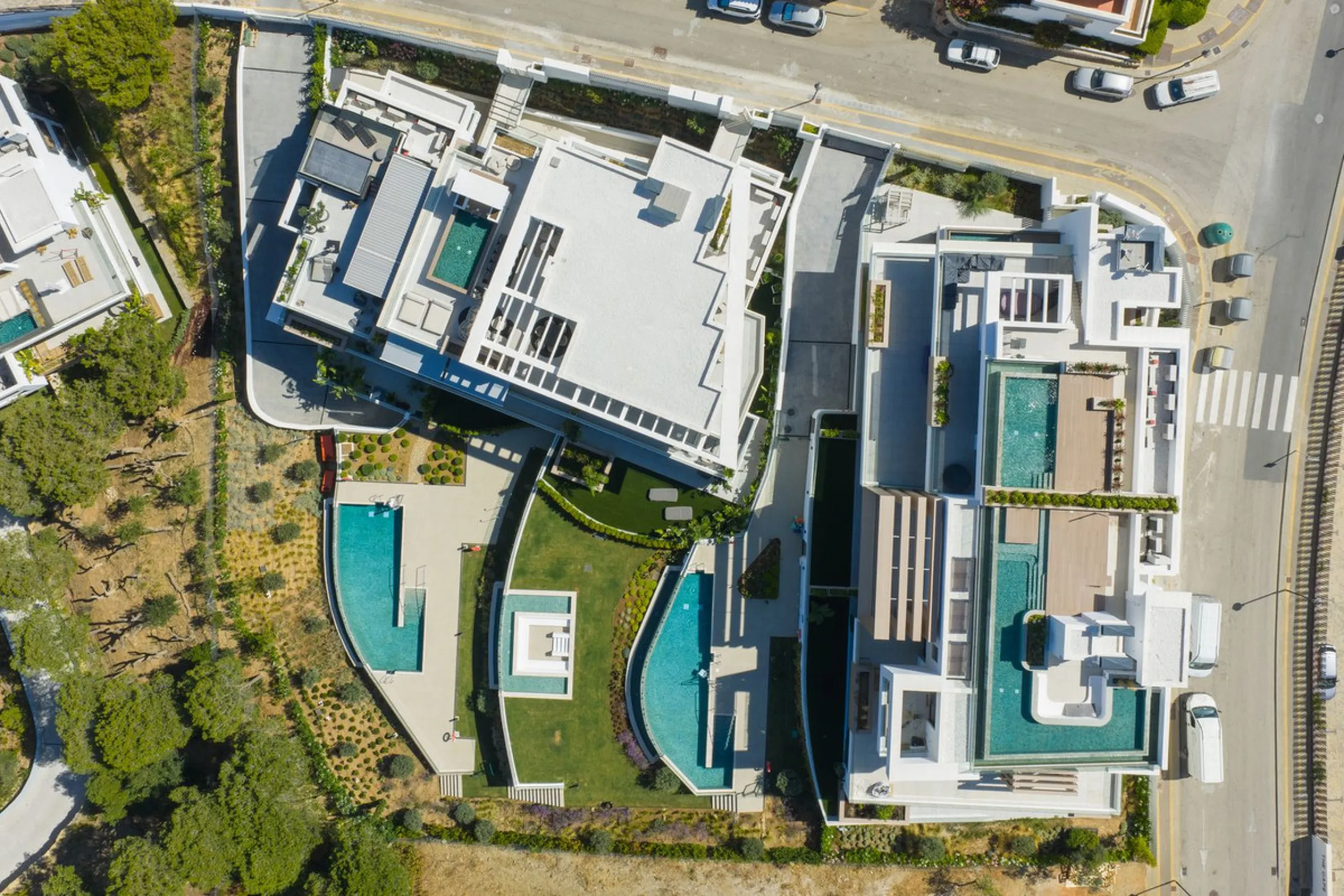 This apartment in Marbella combines a privileged location, careful design, and a protected natural environment.