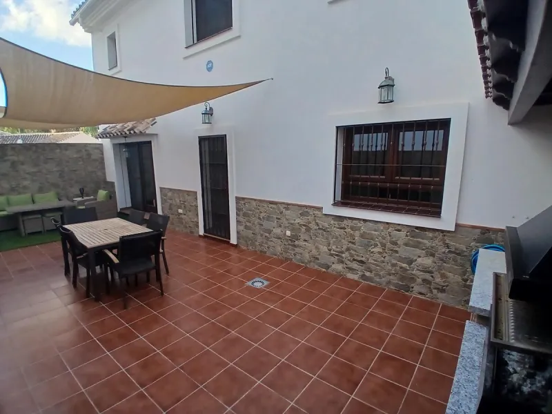 Beautiful detached villa situated in the heart of Los Pacos, ideally located near all amenities, the train station, and just a 5-minute walk to the gorgeous Los Boliches beaches. Built on two levels, the entrance is picturesque with a grand porch and beau