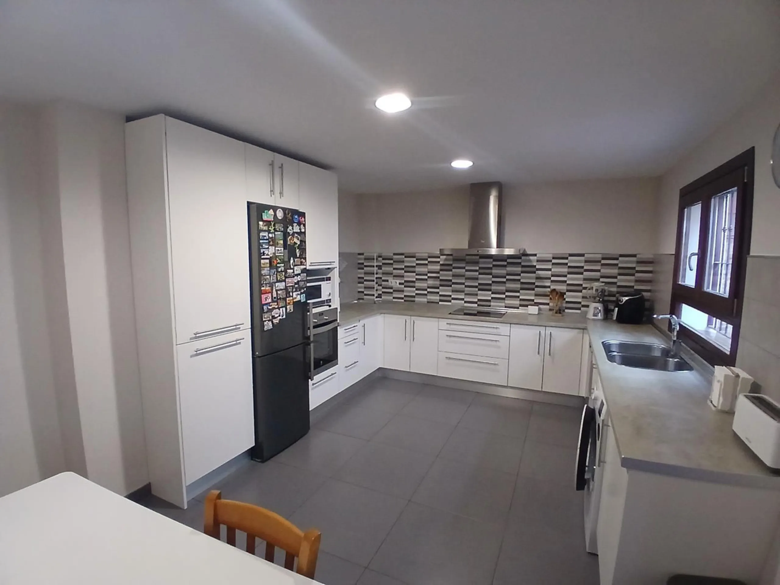 Beautiful detached villa situated in the heart of Los Pacos, ideally located near all amenities, the train station, and just a 5-minute walk to the gorgeous Los Boliches beaches. Built on two levels, the entrance is picturesque with a grand porch and beau