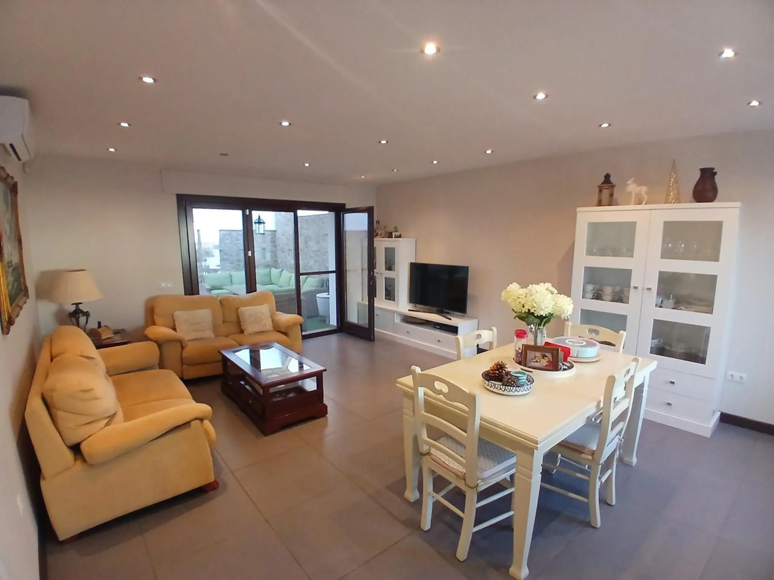 Beautiful detached villa situated in the heart of Los Pacos, ideally located near all amenities, the train station, and just a 5-minute walk to the gorgeous Los Boliches beaches. Built on two levels, the entrance is picturesque with a grand porch and beau