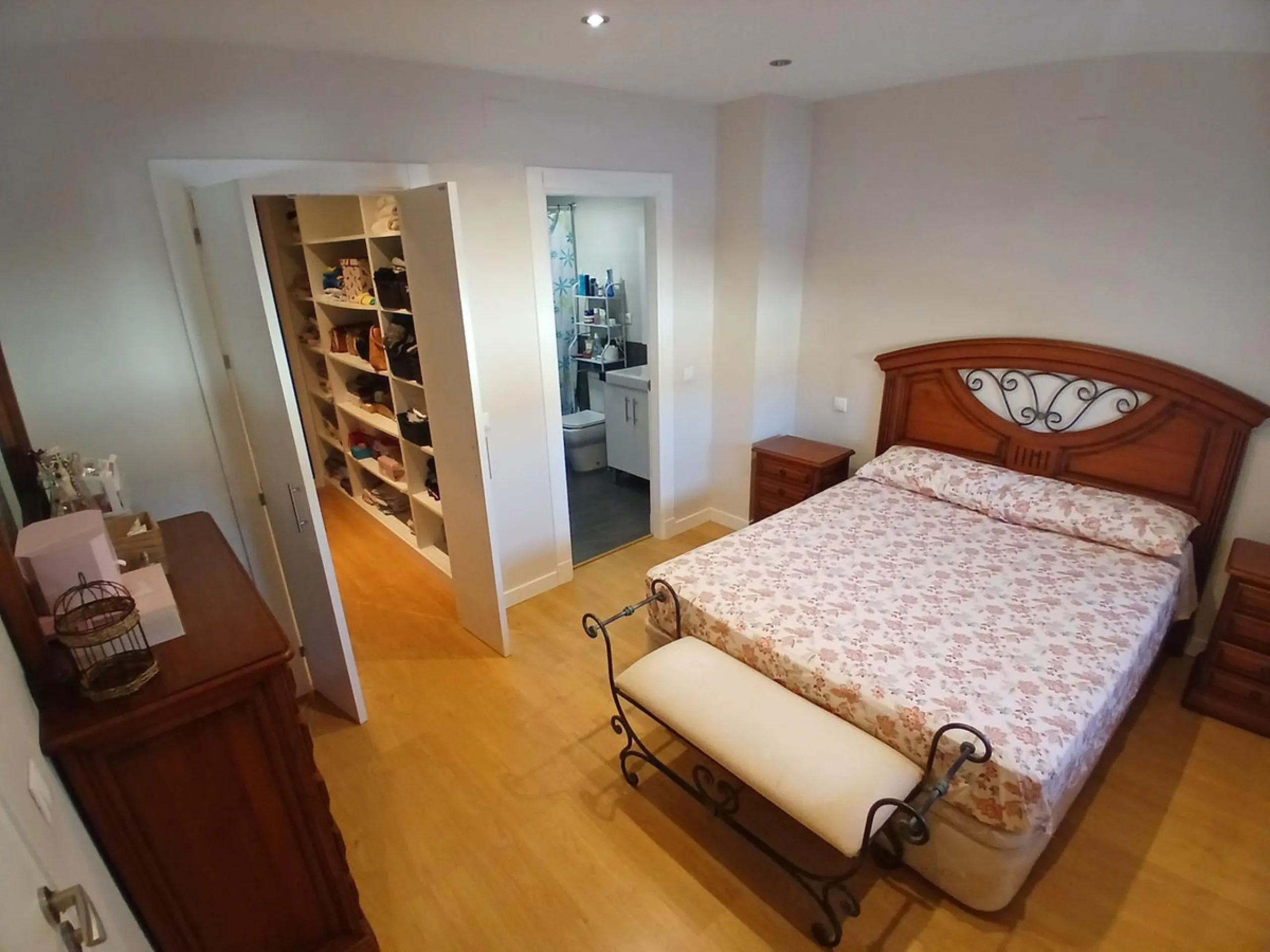 Beautiful detached villa situated in the heart of Los Pacos, ideally located near all amenities, the train station, and just a 5-minute walk to the gorgeous Los Boliches beaches. Built on two levels, the entrance is picturesque with a grand porch and beau