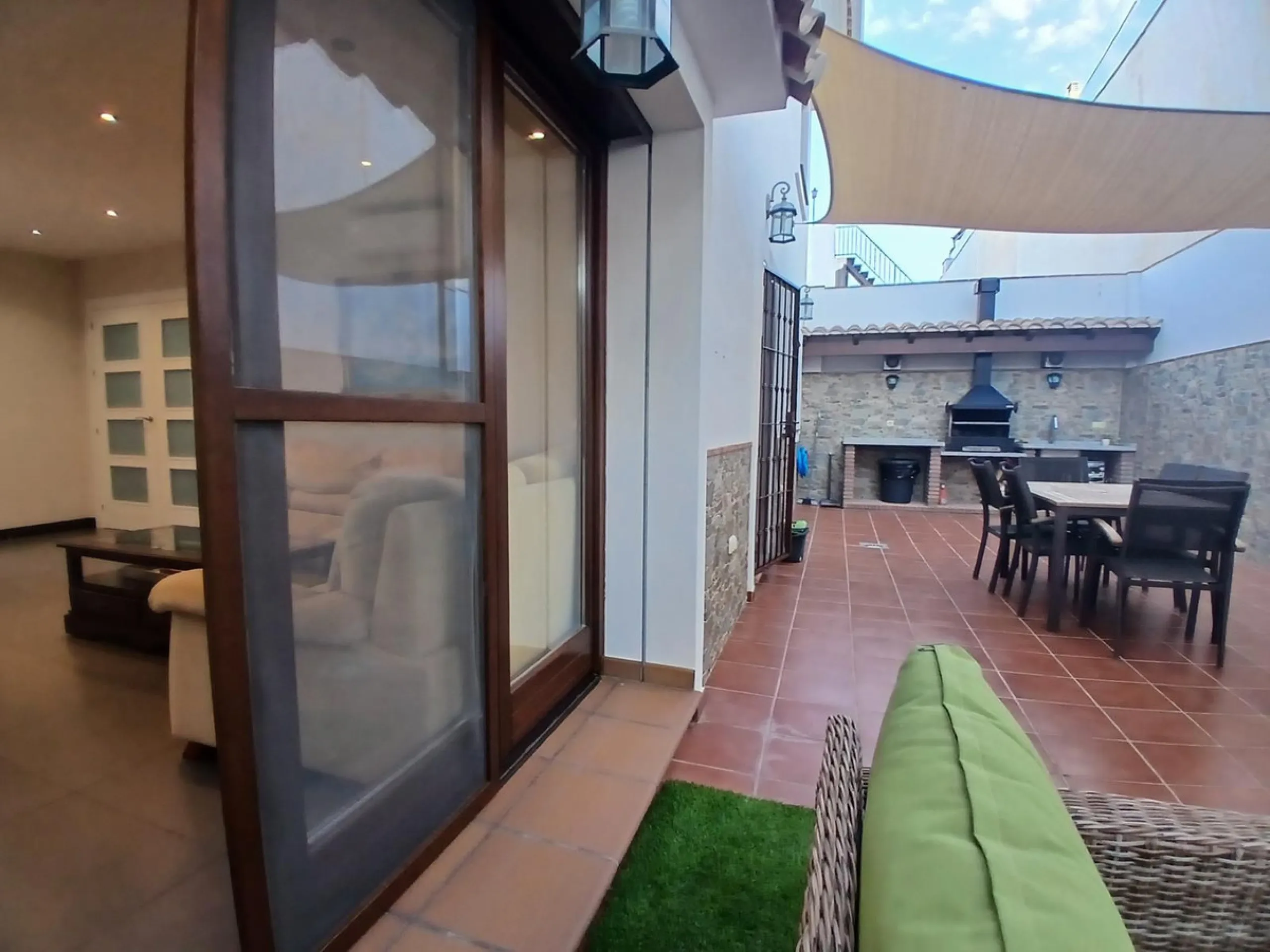 Beautiful detached villa situated in the heart of Los Pacos, ideally located near all amenities, the train station, and just a 5-minute walk to the gorgeous Los Boliches beaches. Built on two levels, the entrance is picturesque with a grand porch and beau