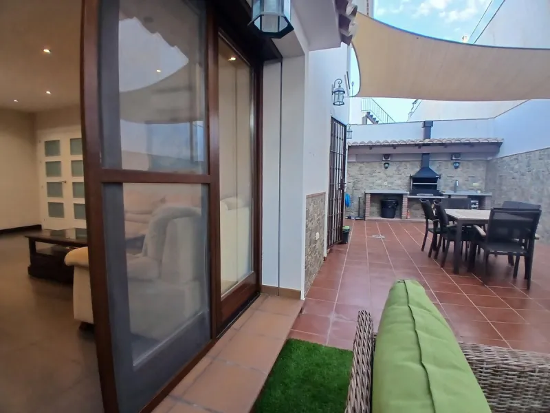 Beautiful detached villa situated in the heart of Los Pacos, ideally located near all amenities, the train station, and just a 5-minute walk to the gorgeous Los Boliches beaches. Built on two levels, the entrance is picturesque with a grand porch and beau