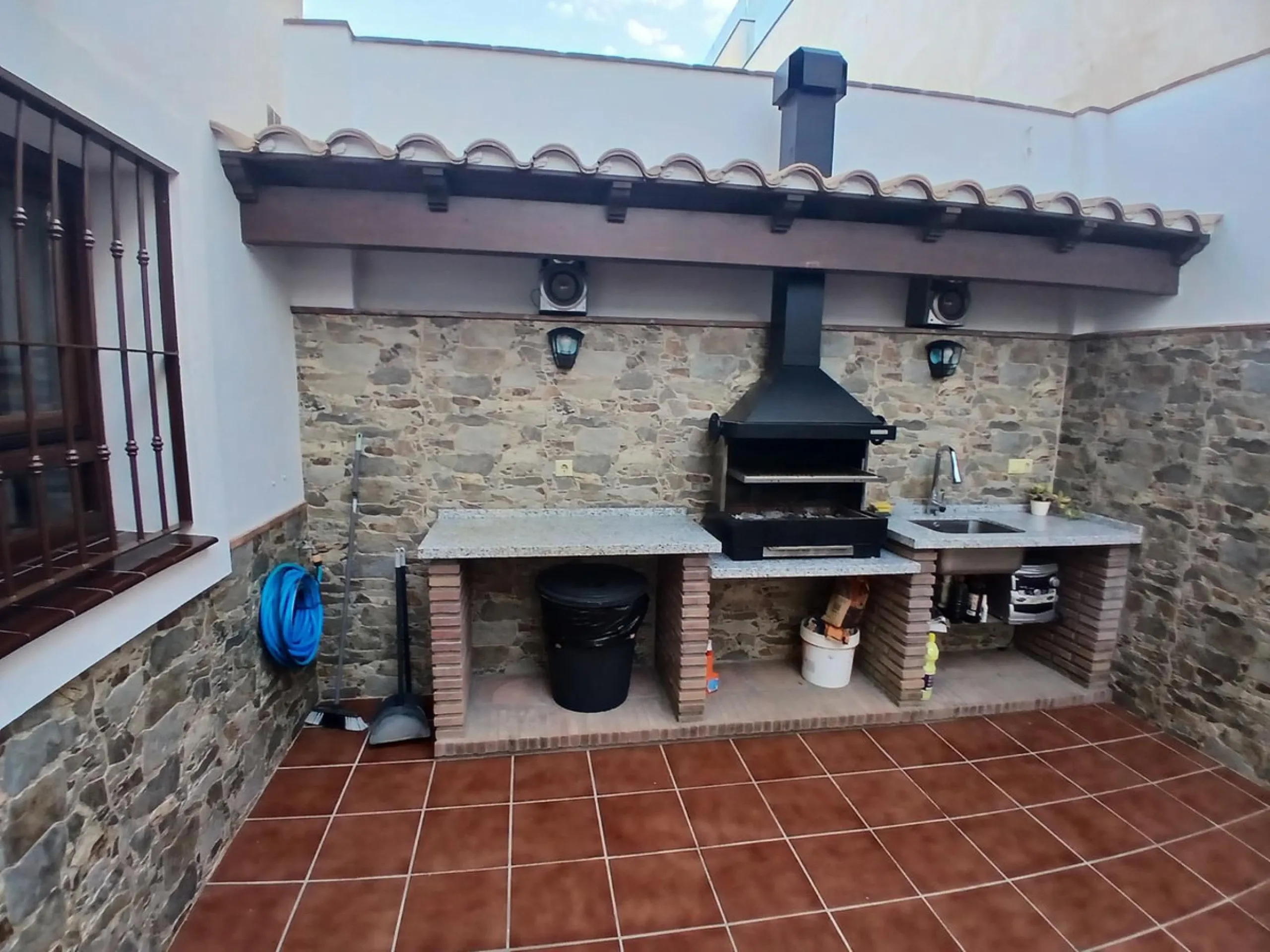 Beautiful detached villa situated in the heart of Los Pacos, ideally located near all amenities, the train station, and just a 5-minute walk to the gorgeous Los Boliches beaches. Built on two levels, the entrance is picturesque with a grand porch and beau