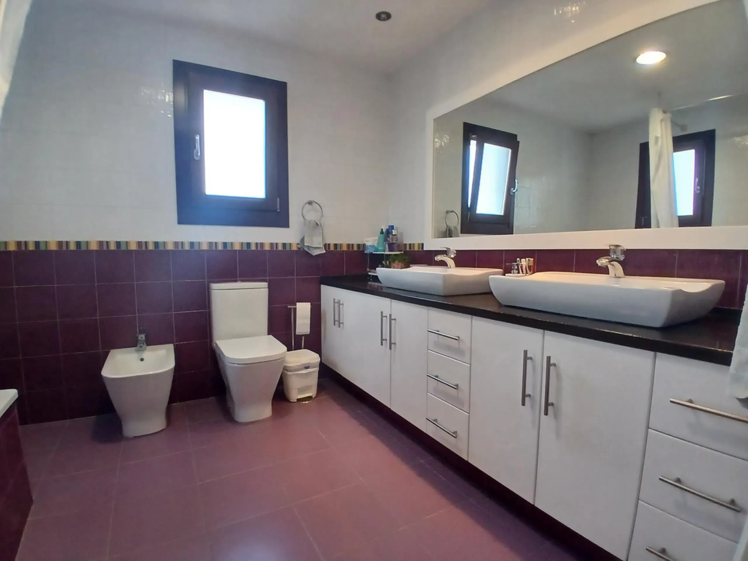 Beautiful detached villa situated in the heart of Los Pacos, ideally located near all amenities, the train station, and just a 5-minute walk to the gorgeous Los Boliches beaches. Built on two levels, the entrance is picturesque with a grand porch and beau