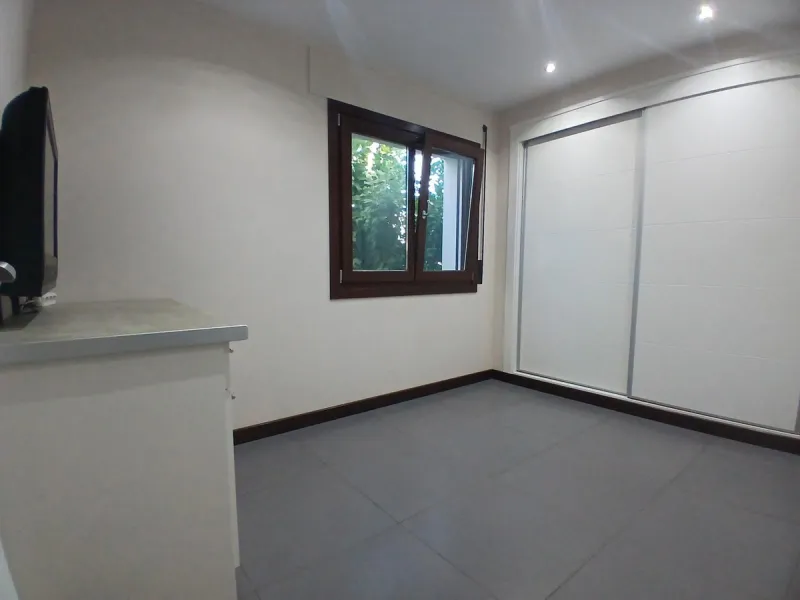 Beautiful detached villa situated in the heart of Los Pacos, ideally located near all amenities, the train station, and just a 5-minute walk to the gorgeous Los Boliches beaches. Built on two levels, the entrance is picturesque with a grand porch and beau