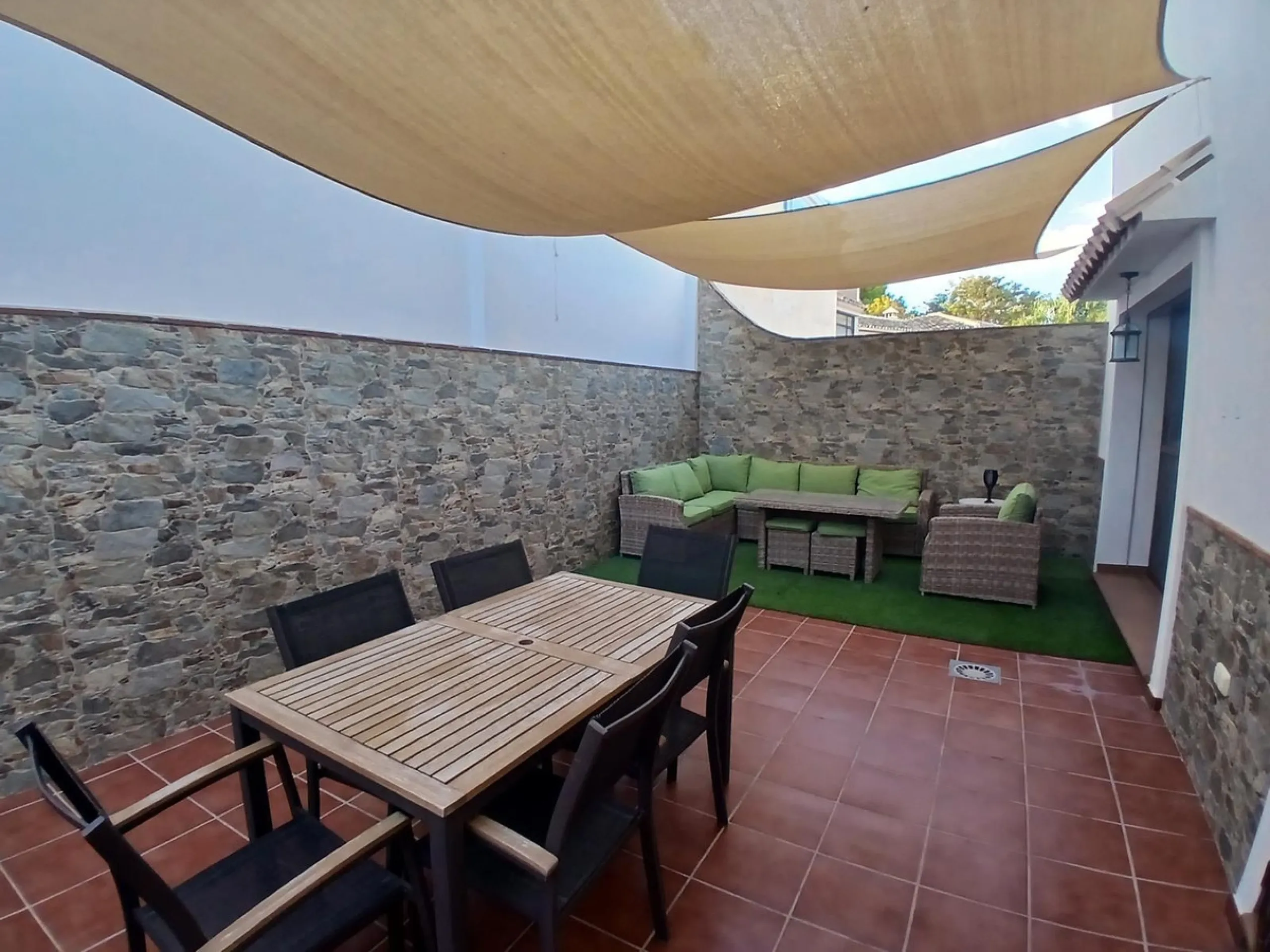 Beautiful detached villa situated in the heart of Los Pacos, ideally located near all amenities, the train station, and just a 5-minute walk to the gorgeous Los Boliches beaches. Built on two levels, the entrance is picturesque with a grand porch and beau