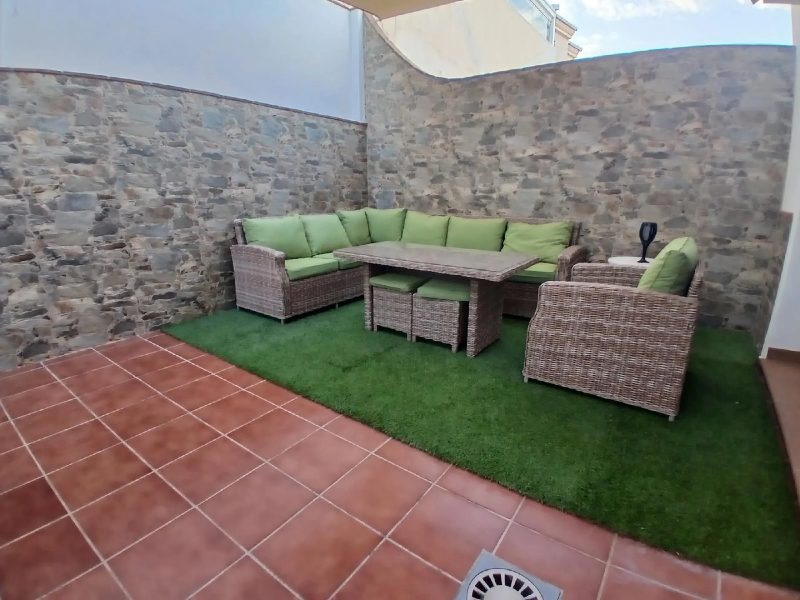 Beautiful detached villa situated in the heart of Los Pacos, ideally located near all amenities, the train station, and just a 5-minute walk to the gorgeous Los Boliches beaches. Built on two levels, the entrance is picturesque with a grand porch and beau