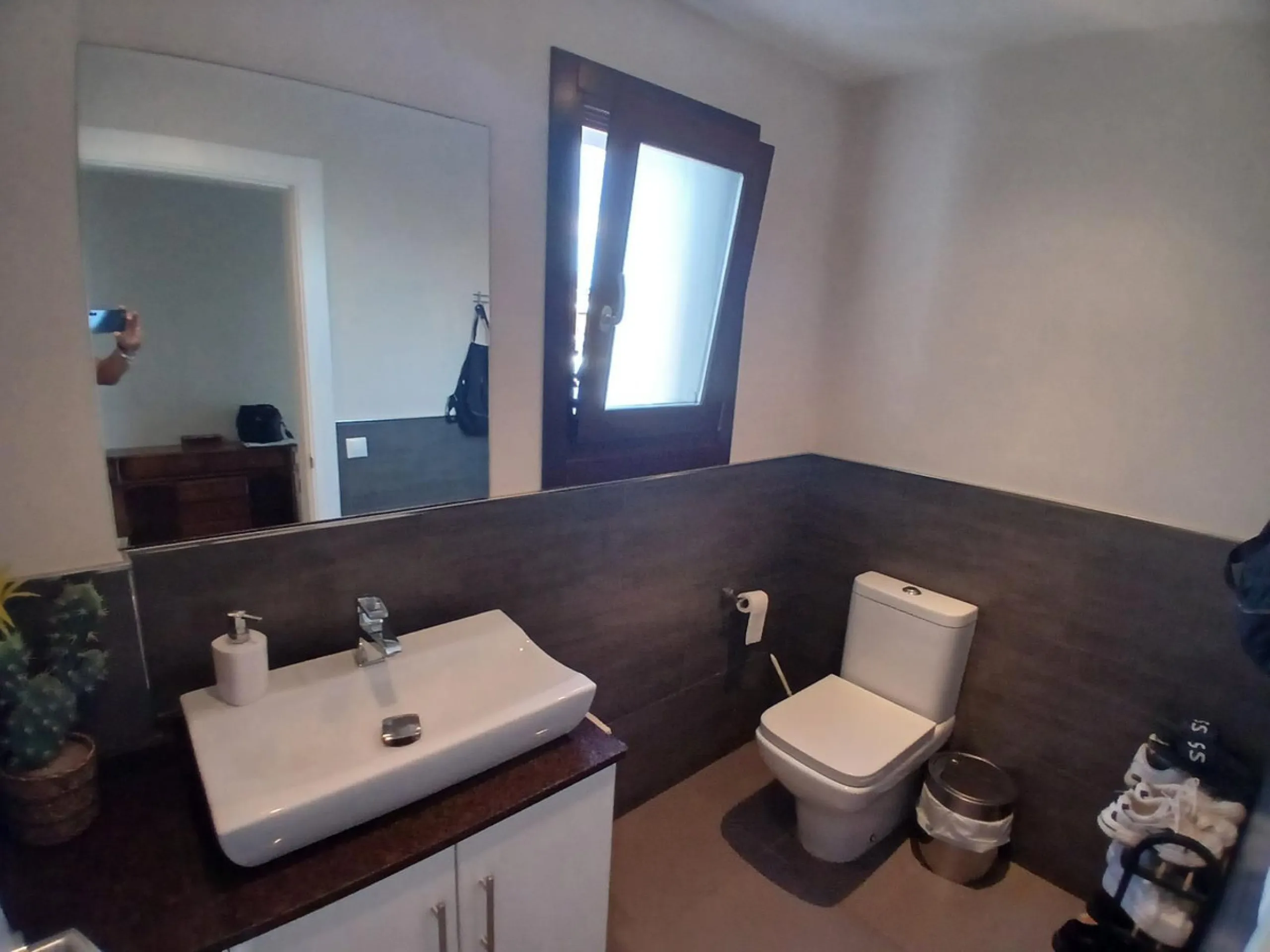 Beautiful detached villa situated in the heart of Los Pacos, ideally located near all amenities, the train station, and just a 5-minute walk to the gorgeous Los Boliches beaches. Built on two levels, the entrance is picturesque with a grand porch and beau